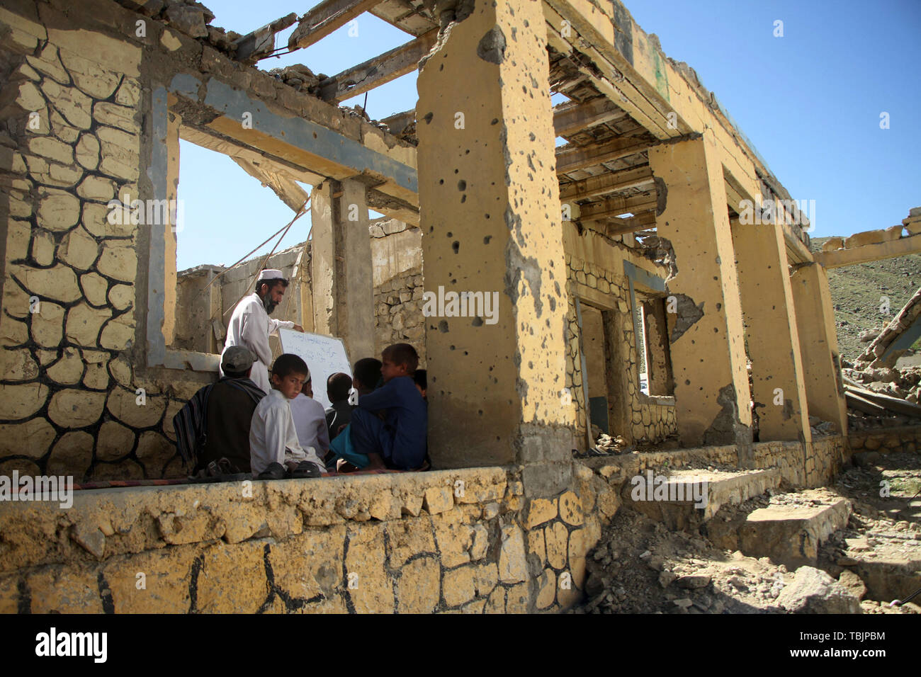 Nangarhar, Afghanistan. 29 Maggio, 2019. Afghan agli studenti di frequentare un corso presso una scuola locale in Haska Mina distretto della provincia di Nangarhar, Afghanistan, 29 maggio 2019. Un ex base del hardliner Stato islamico (SI) il gruppo è stato trasformato in una scuola in Haska mina in un quartiere di orientale provincia di Nangarhar, governatore provinciale Shah Mahmoud Miakhil detto Domenica. Credito: Saifurahman Safi/Xinhua/Alamy Live News Foto Stock