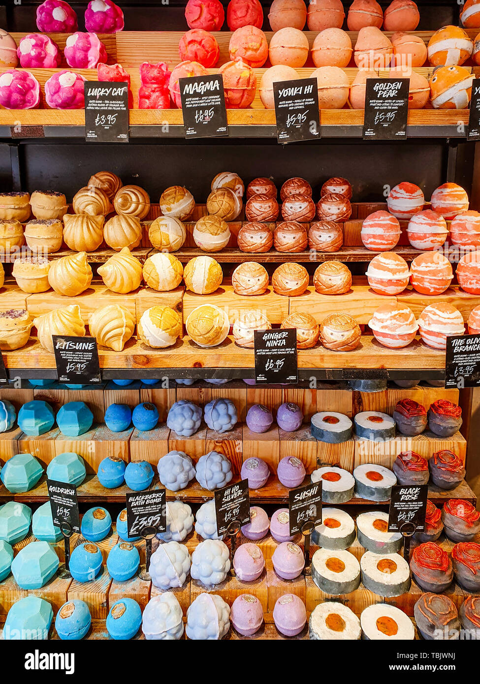 LEEDS, Regno Unito - 1 GIUGNO 2019: lussureggianti in Leeds City Centre la vendita di una varietà di molto colorato bombe da bagno Foto Stock