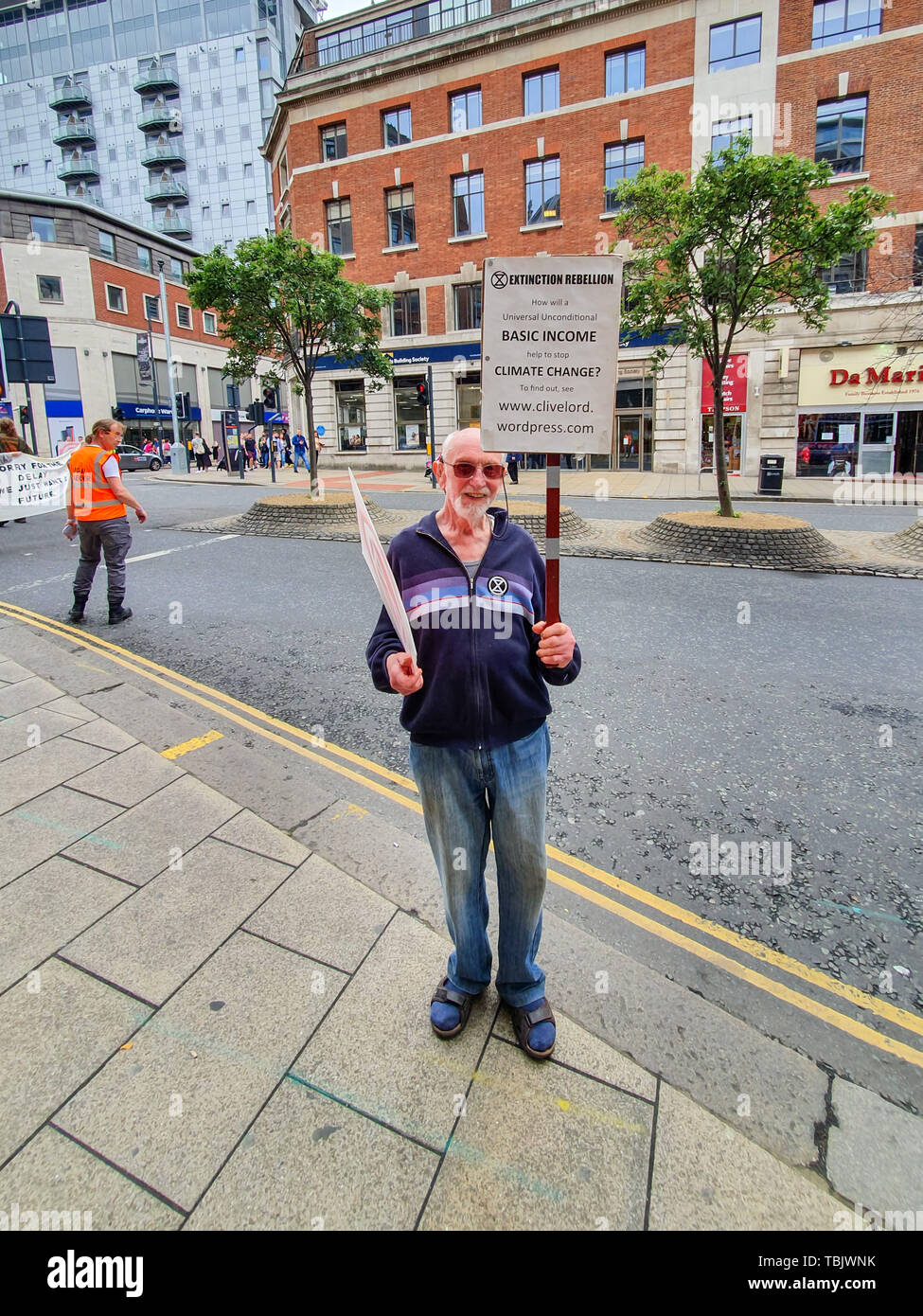 Uomo anziano di protesta circa i cambiamenti climatici in Leeds City Centre holding indicazioni fino Foto Stock
