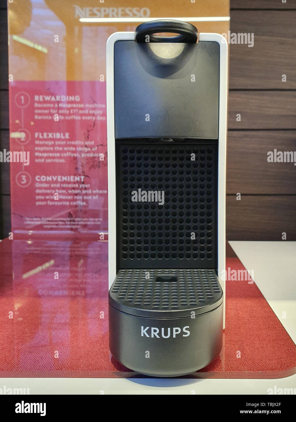 LEEDS, Regno Unito - 1 GIUGNO 2019: da Nespresso Krups Essenza sul display all'interno di un negozio di Leeds Foto Stock