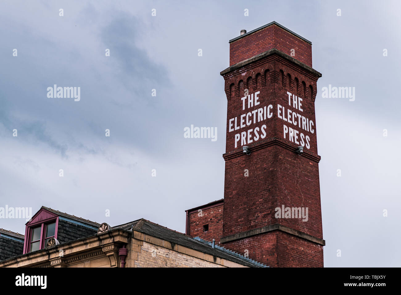 LEEDS, Regno Unito - 1 GIUGNO 2019: la pressa elettrica famoso camino e segno sul display nella città Foto Stock