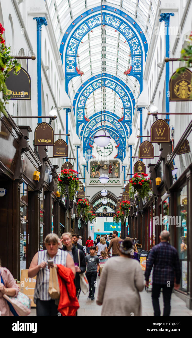 Thornton's Arcade a Leeds che mostra i negozi e i clienti Foto Stock