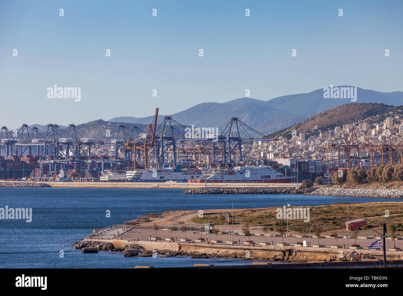 Gru lo scarico di container e navi nel porto del Pireo Foto Stock