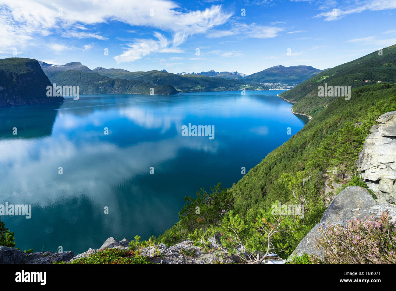 Sky riflettendo sull'acqua liscia superficie di Storfjorden nella regione di Sunnmore, More og Romsdal, Norvegia Foto Stock