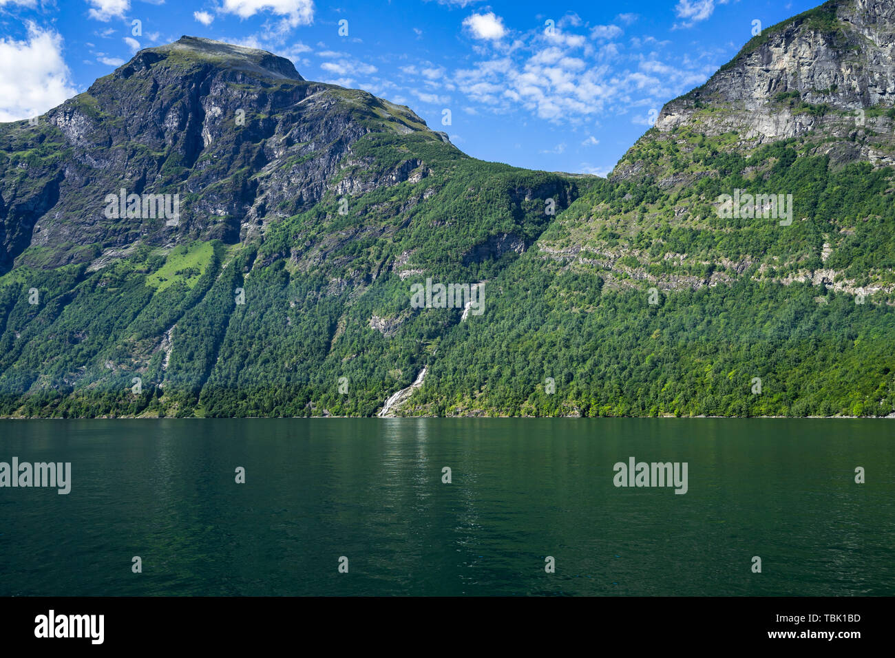 Il Geirangerfjord ha molte cascate spettacolari come il Bringefossen (o) Gomsdalsfossen, Sunnmore, More og Romsdal, Norvegia Foto Stock