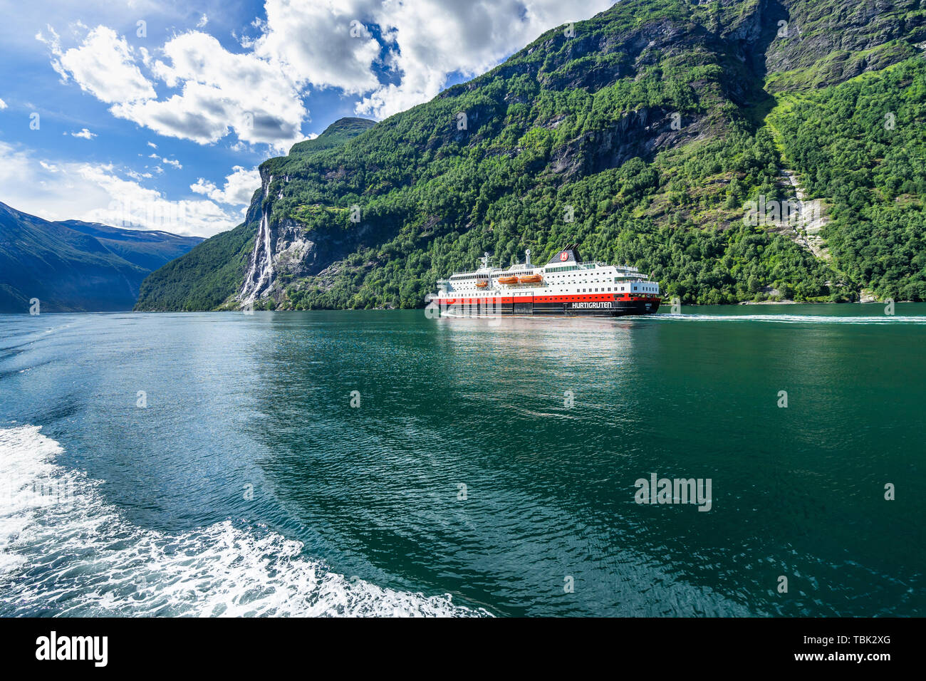 Hurtigruten crociera vela sul Geirangerfjord, una delle più famose destinazione in Norvegia e del Patrimonio Mondiale UNESCO. Geiranger, più Foto Stock