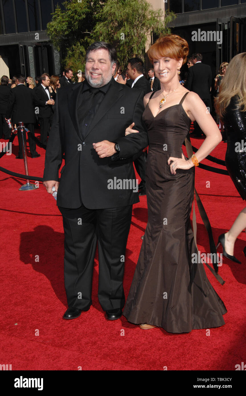 LOS ANGELES, CA. 16 settembre 2007: Kathy Griffin & Steve Wozniak alla 59a Primetime Emmy Awards presso lo Shrine Auditorium. © 2007 Paul Smith / Featureflash Foto Stock