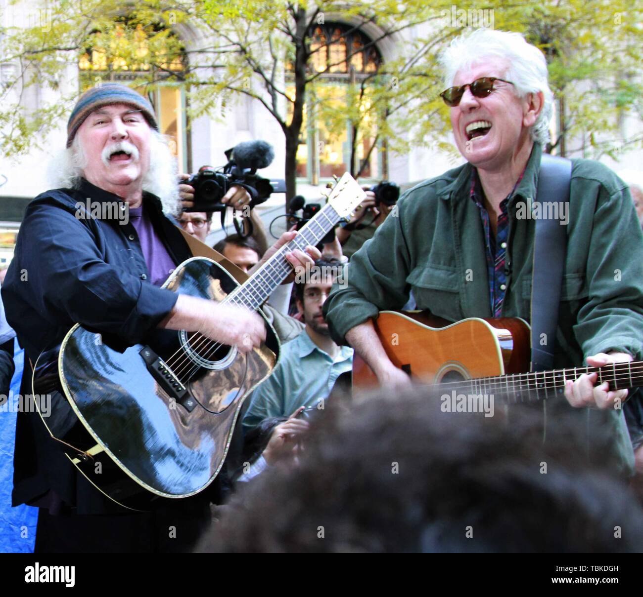 Ex musicisti CSNY David Crosby (l) e Graham Nash dare un breve concerto acustico in Zuccotti Park, casa di occupare Wall Street il movimento. 11/8/2011 Foto di Adam Scull-PHOTOlink.net Foto Stock