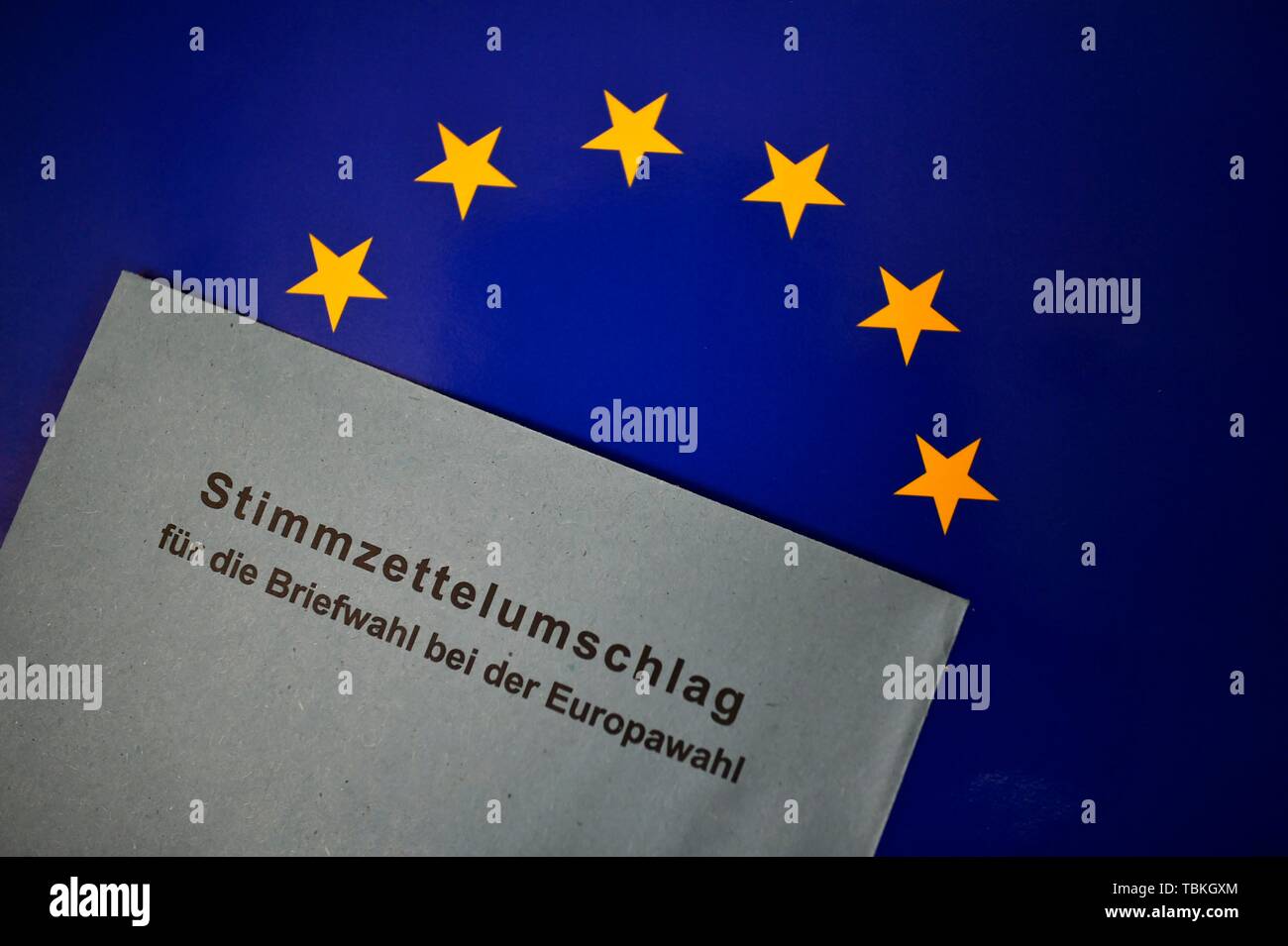 Immagine simbolo elezione europea, voto cartaceo in ballottaggio la busta nella parte anteriore della bandiera Europea, Germania Foto Stock