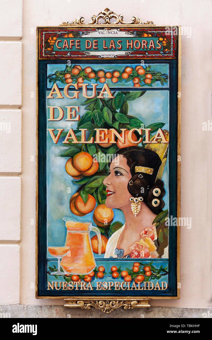 Pannello pubblicitario per il cocktail di Agua de Valencia in un cafe, immagine dipinta con donna valenciana e arance, Valencia, Spagna Foto Stock