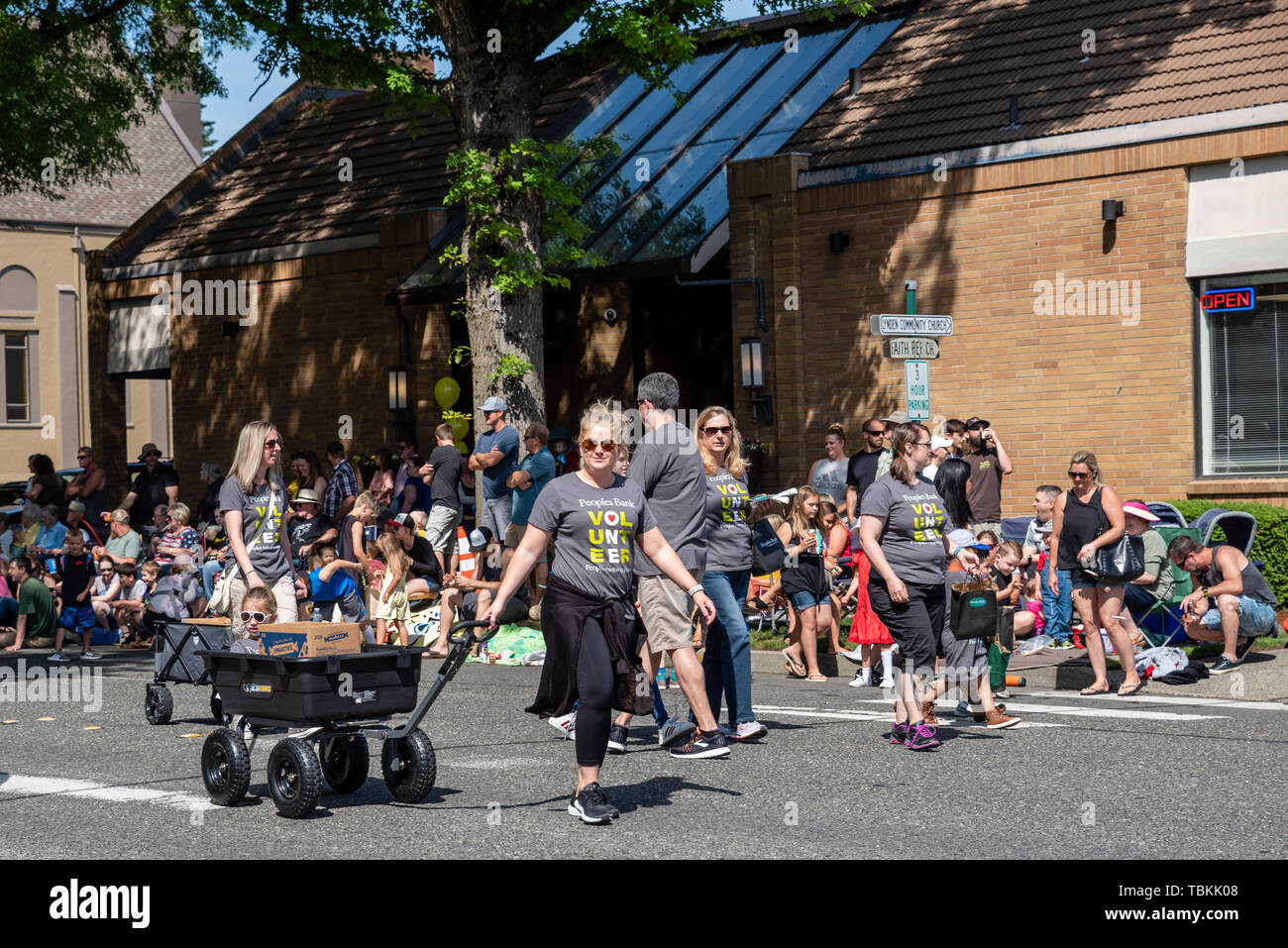 I popoli Bank volontari passano fuori la caramella al Lynden agricoltori parata del giorno. Lynden, Washington Foto Stock