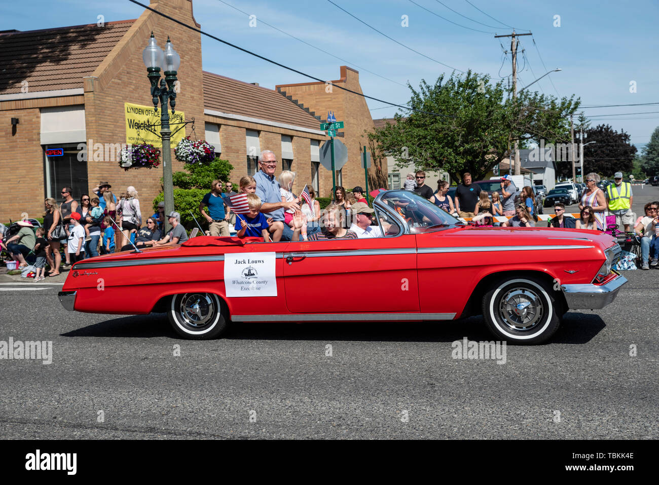 La Whatcom County Executive Louws Jack nel 2019 Lynden agricoltori parata del giorno. Lynden, Washington Foto Stock