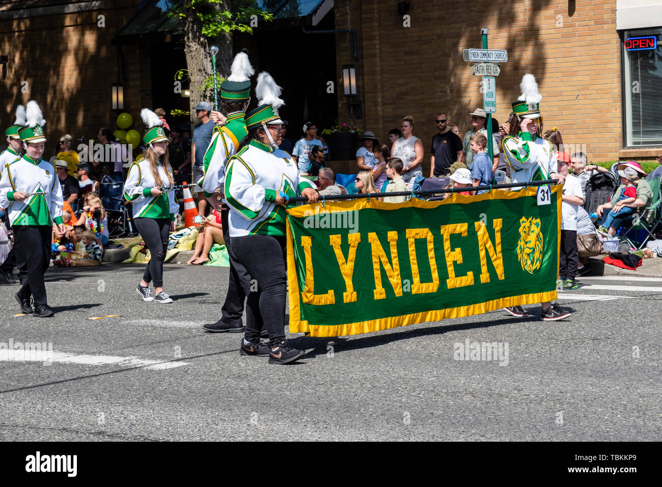 Membri del Lynden High School Band marzo nel 2019 Lynden agricoltori parata del giorno. Lynden, Washington Foto Stock