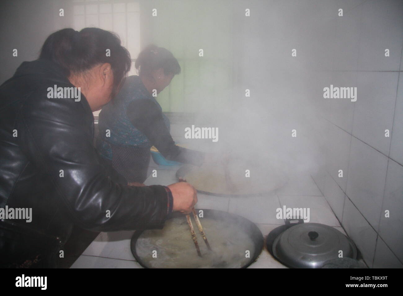 Il 18 novembre 2017, la gente di città nel distretto Maiji, Tianshui Città, Provincia di Gansu, è andato alla campagna insieme, sat in terra bollente kang nella loro città natale, cuocere una lattina di tè, mangiato una ciotola di spruzzato a caldo a base di noodle di riso, e considerare questa come la nostalgia. Solo in questo modo, di andare per la campagna a mangiare riso in inverno è diventata anche una fonte di turismo e svago per la gente di città, e inoltre ha vissuto l'economia rurale e della cultura. Foto Stock