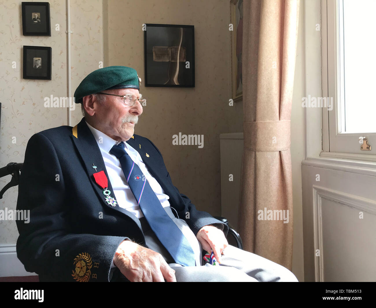 È sotto embargo per 0001 Lunedì giugno 03 ex Royal Marine Commando, D-Day veterano George Simms, 95, a Broughton House, a Salford, Greater Manchester, una carità-eseguire la casa di cura per il servizio armato veterani, dove vive. Foto Stock