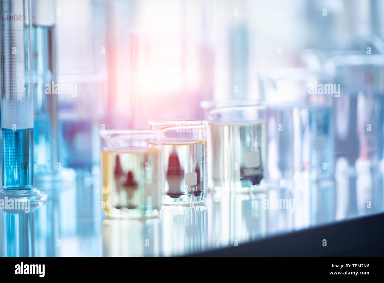 Laboratorio di analisi mediche tubo di prova in biologia chimica test di laboratorio. La ricerca e lo sviluppo scientifico e sanitario concetto sfondo Foto Stock