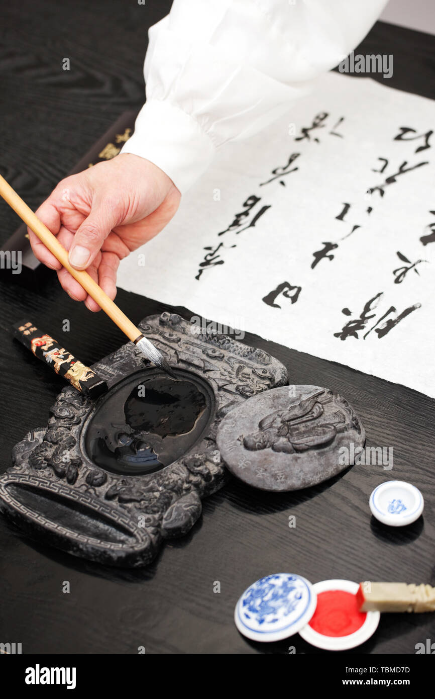 Un vecchio uomo la pratica di calligrafia Foto Stock