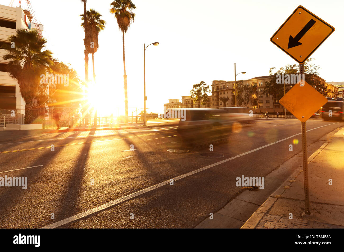 Il traffico su strada vicino a moderni edifici per uffici a los angeles Foto Stock