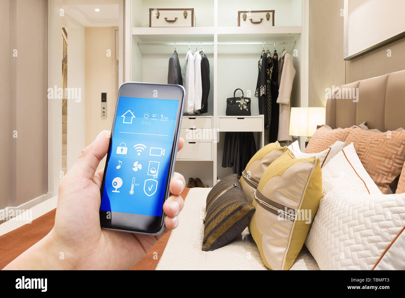 Smart phone con smart home con la moderna camera da letto Foto Stock