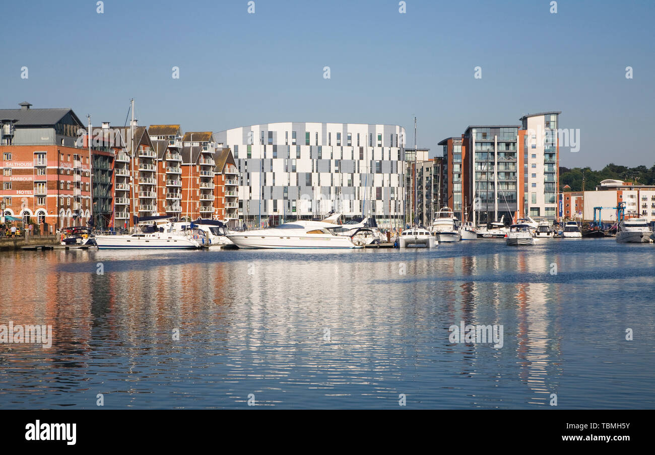 Moderno edificio universitario presso il centro di waterfront riqualificazione urbana, Darsena, Ipswich, Suffolk, Inghilterra, Regno Unito Foto Stock