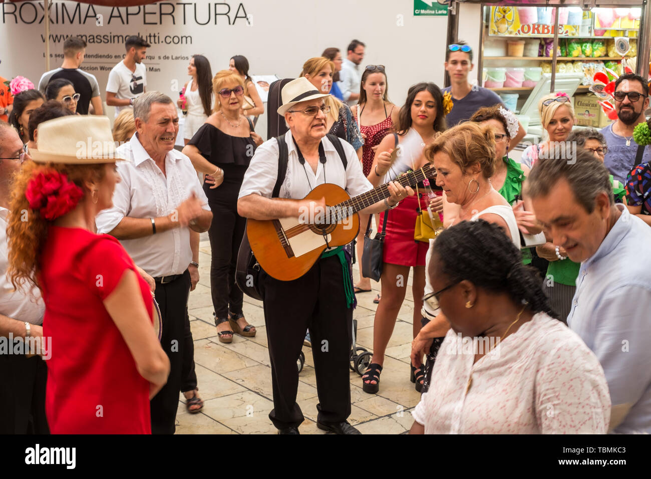 Malaga, Spagna - 17 Agosto, 2018. Le persone che si divertono sull'street presso la Feria de Malaga, un evento annuale che si tiene a metà agosto ed è uno dei Foto Stock