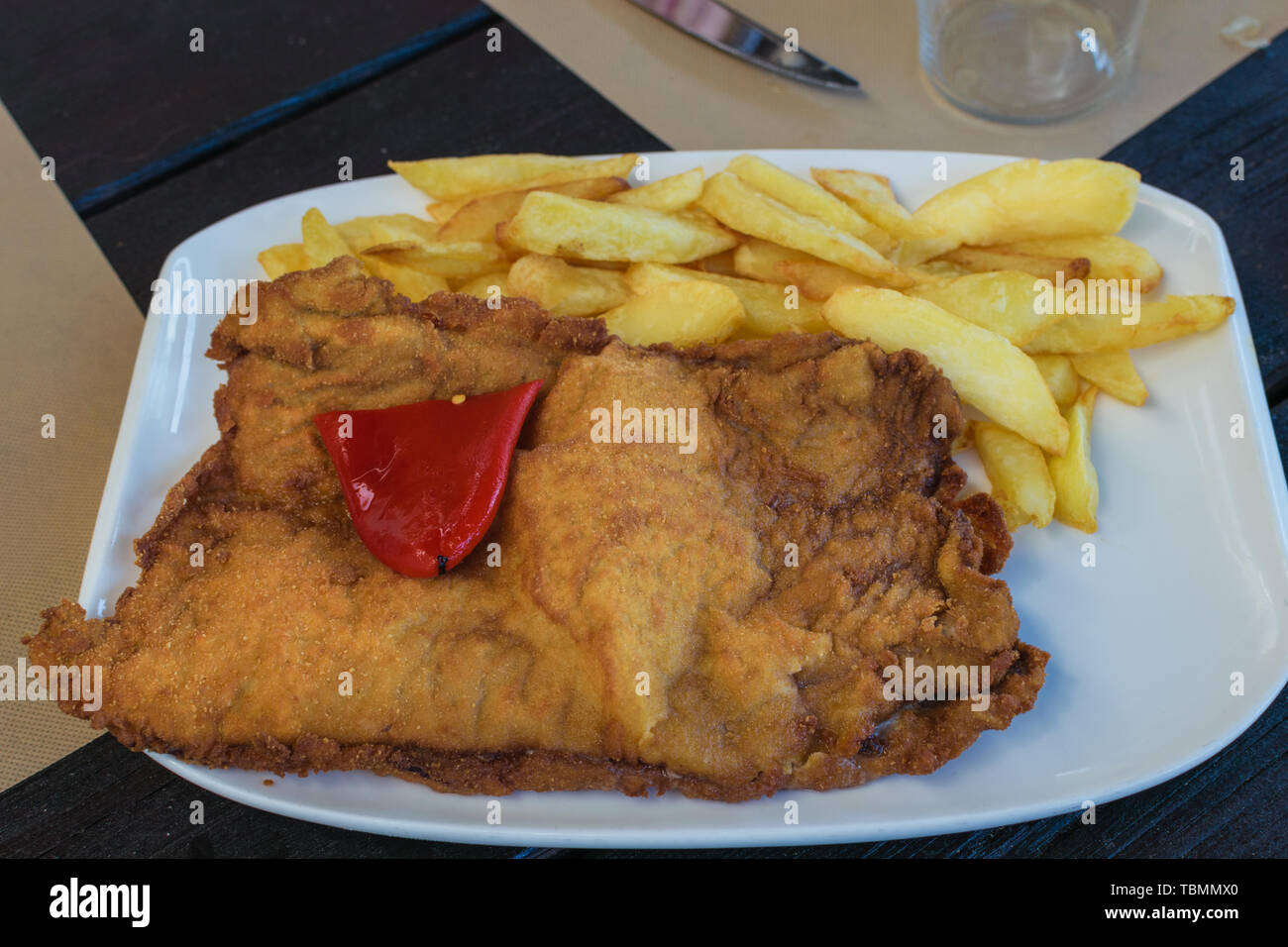 Cachopo, pepe rosso e patate fritte Foto Stock