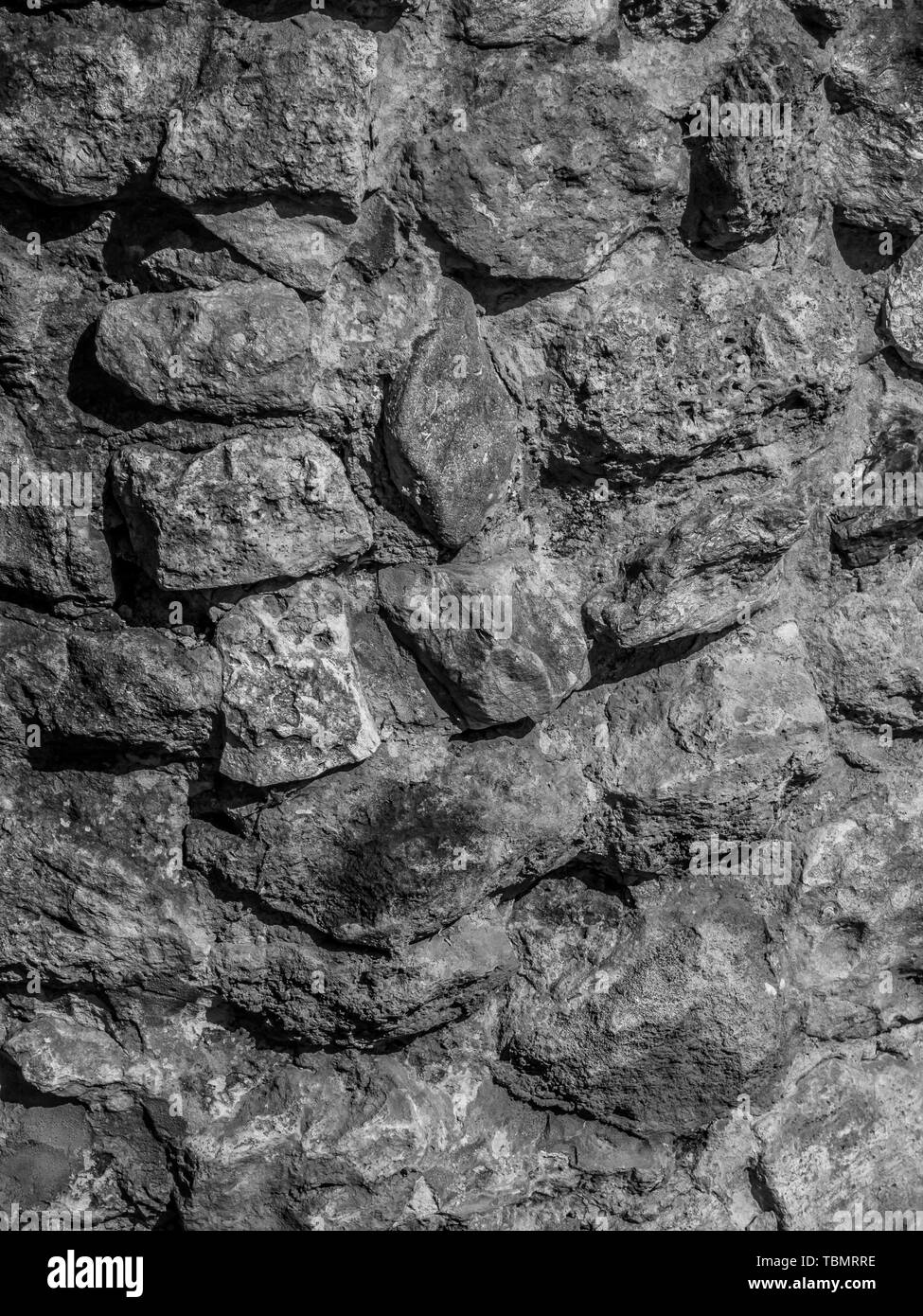 Sfondo. Texture. La parete di multi-colored stones agglomerati con malta di cemento Foto Stock