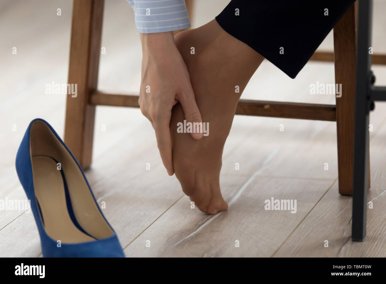 Close up del piede femminile il massaggio per alleviare il dolore da ache Foto Stock