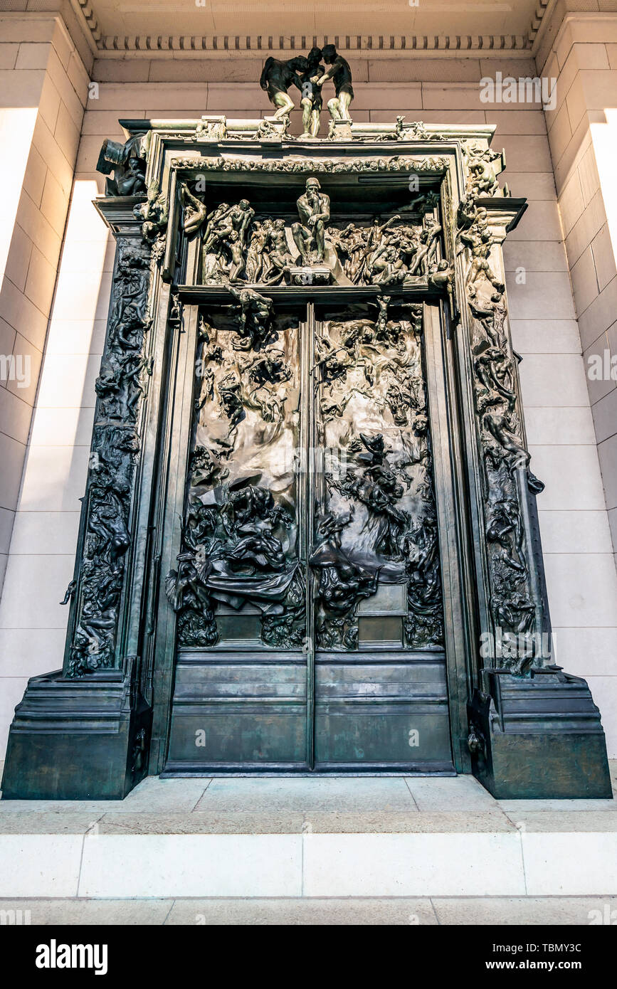 Philadelphia, Pennsylvania, Stati Uniti d'America - Dicembre 2018 - Le porte dell inferno come si inserisce il Rodin Museum di Philadelphia. Foto Stock