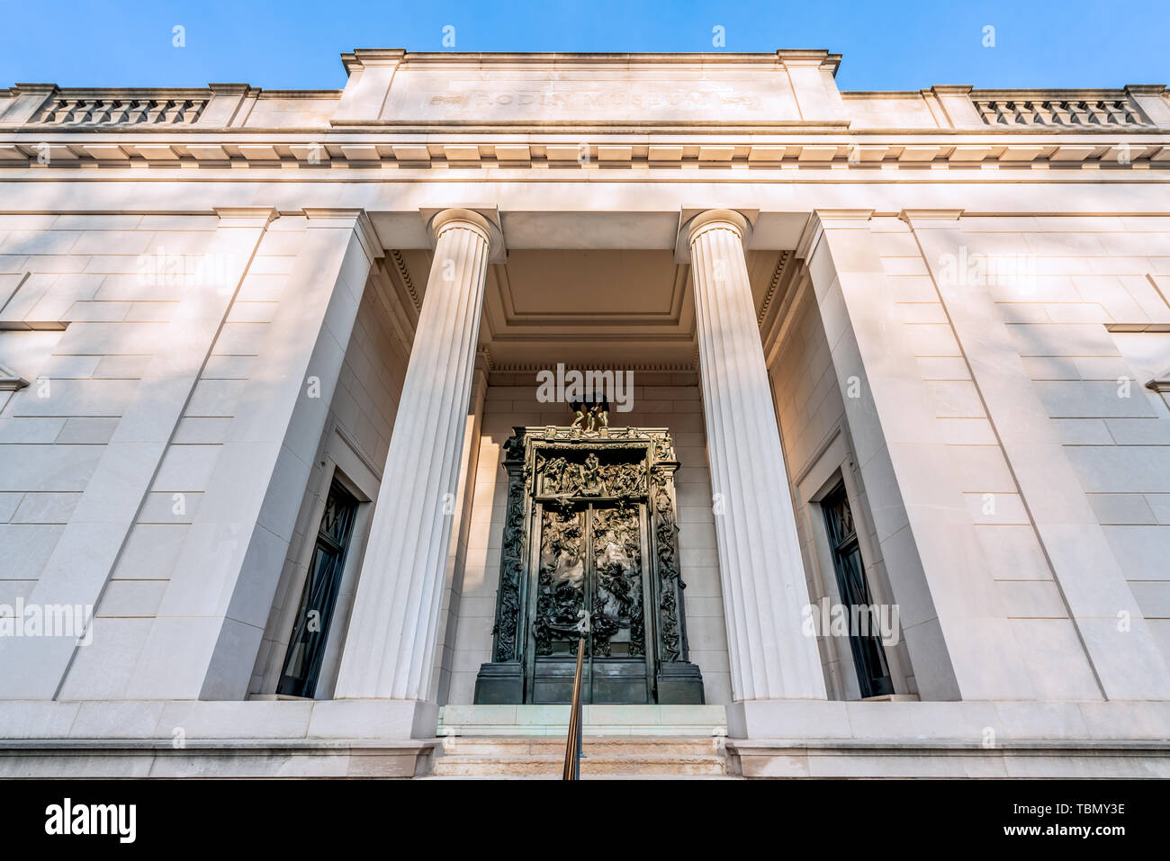 Philadelphia, Pennsylvania, Stati Uniti d'America - Dicembre 2018 - Le porte dell inferno come si inserisce il Rodin Museum di Philadelphia. Foto Stock