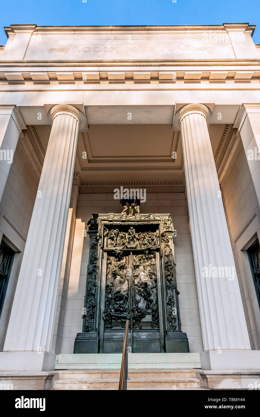 Philadelphia, Pennsylvania, Stati Uniti d'America - Dicembre 2018 - Le porte dell inferno come si inserisce il Rodin Museum di Philadelphia. Foto Stock