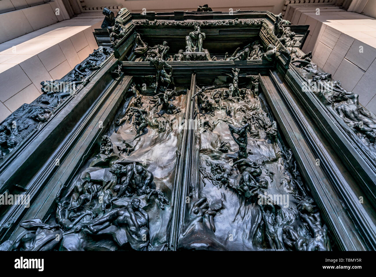 Philadelphia, Pennsylvania, Stati Uniti d'America - Dicembre 2018 - Le porte dell inferno come si inserisce il Rodin Museum di Philadelphia. Foto Stock