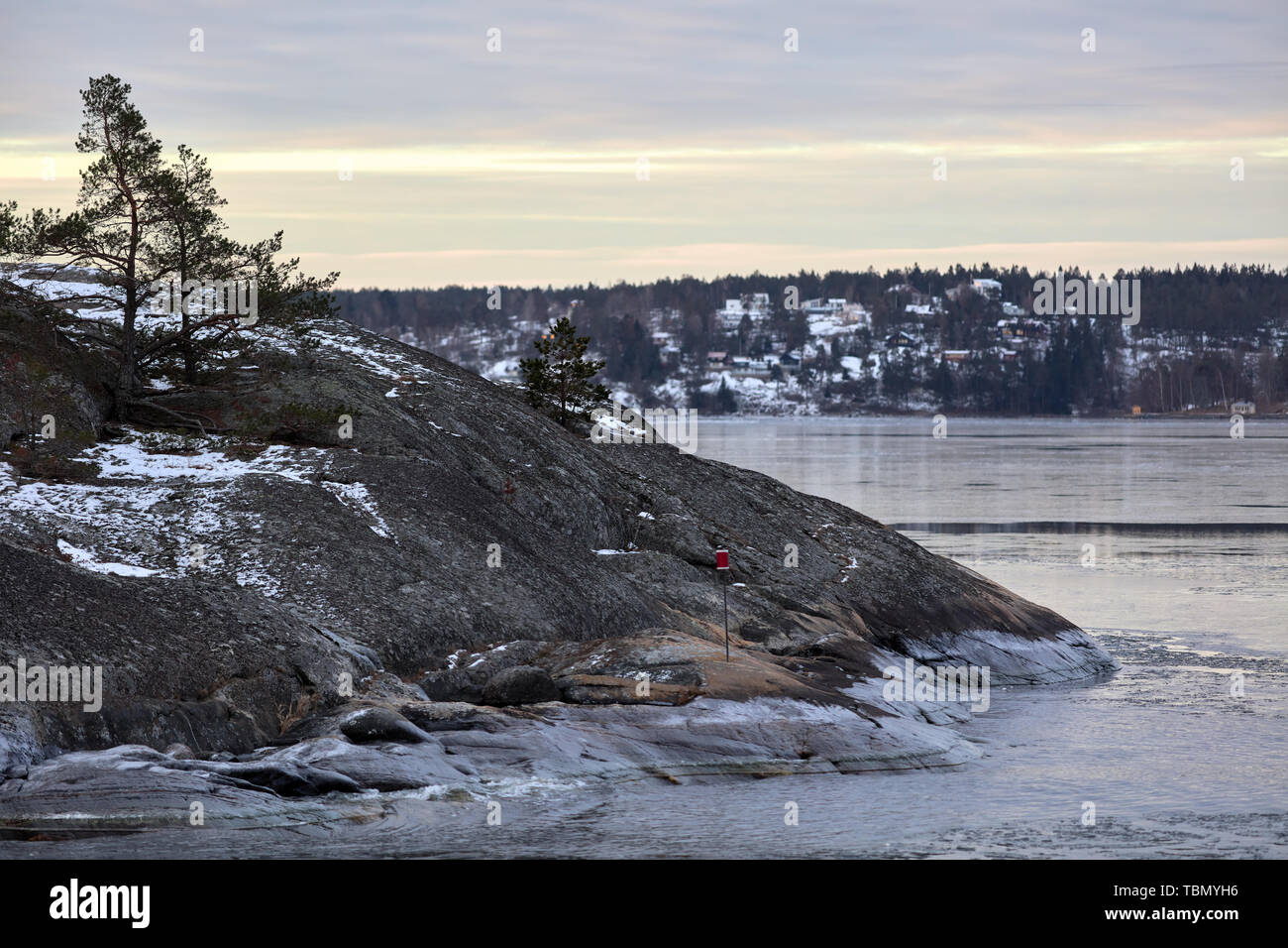 Icy mattina nell arcipelago di Stoccolma vicino Östra Granholmen, Svezia Foto Stock