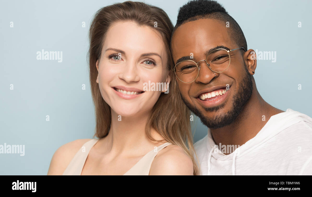Felice coppia multiculturale in posa per ritratto in studio Foto Stock