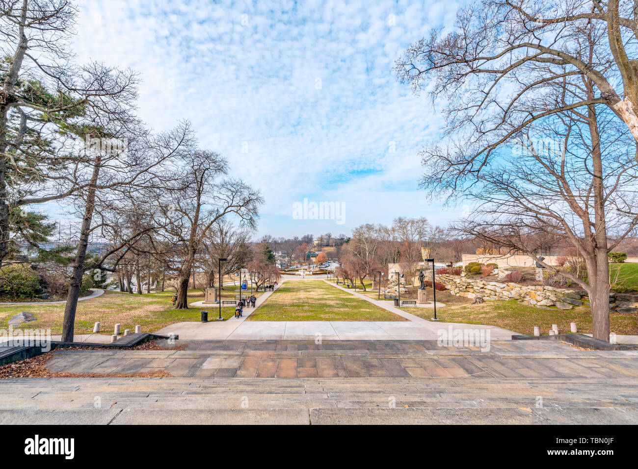 Philadelphia, Pennsylvania, Stati Uniti d'America - Dicembre 2018 - d'Harnoncourt Sculpture Garden in splendidi colori autunnali, Azalea giardino, Philadelphia Museum of Ar Foto Stock