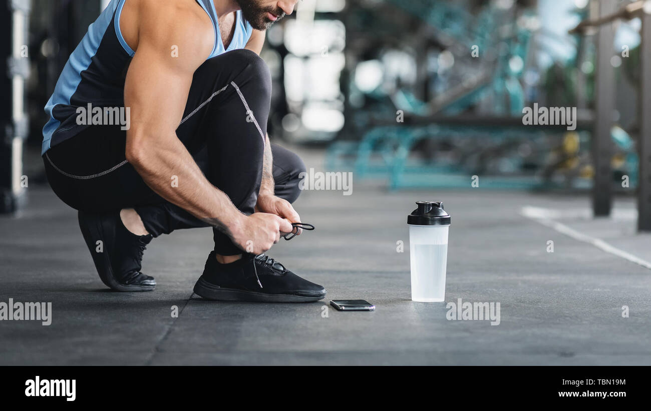 Legatura sportivo lacci delle scarpe, pronto per l'allenamento in palestra Foto Stock