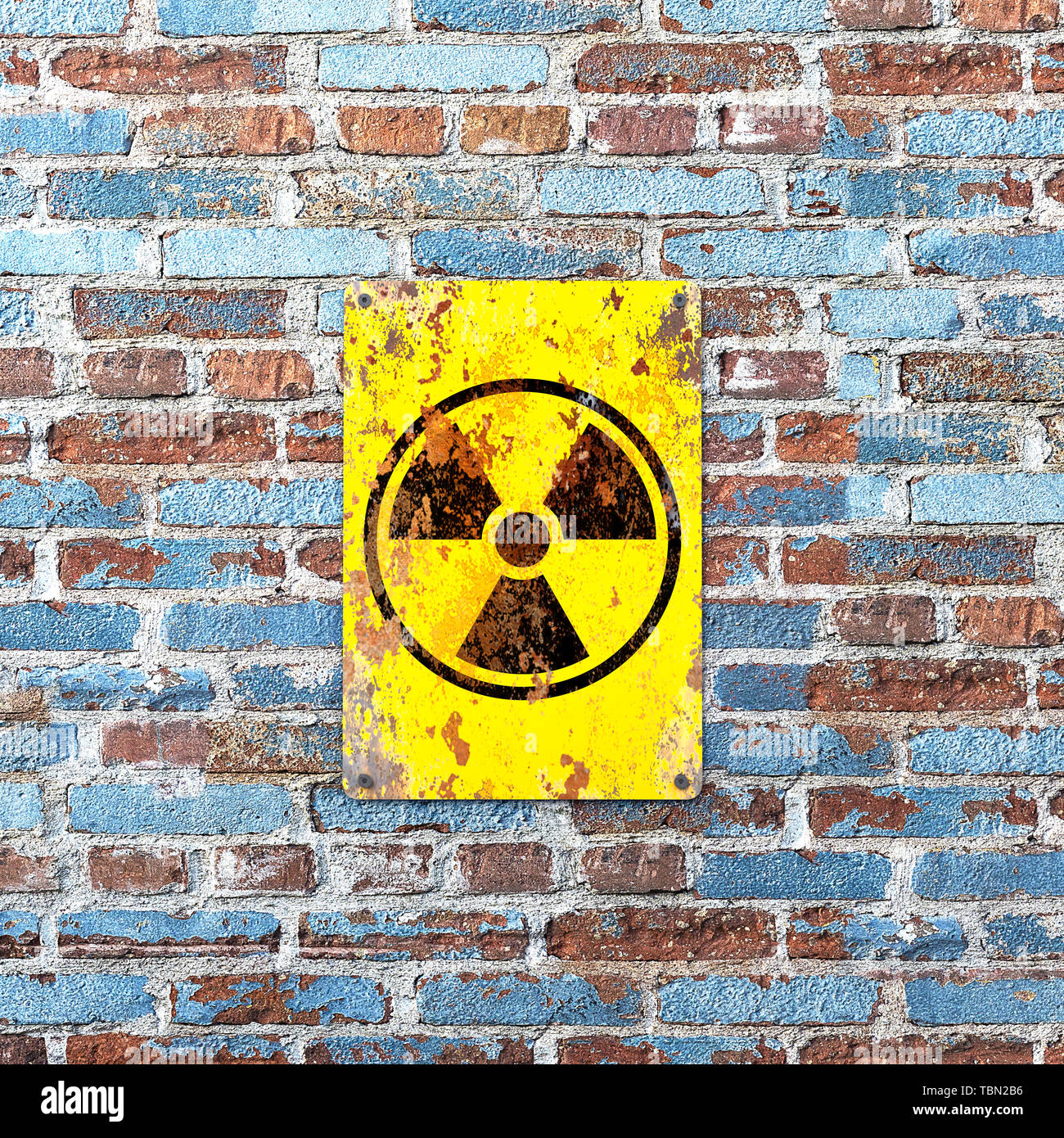 Sito nucleare, segno appeso ad un muro di mattoni. Indicazione della presenza di un area radioattivi, 3d rendering. Le armi nucleari. Luogo pericoloso Foto Stock