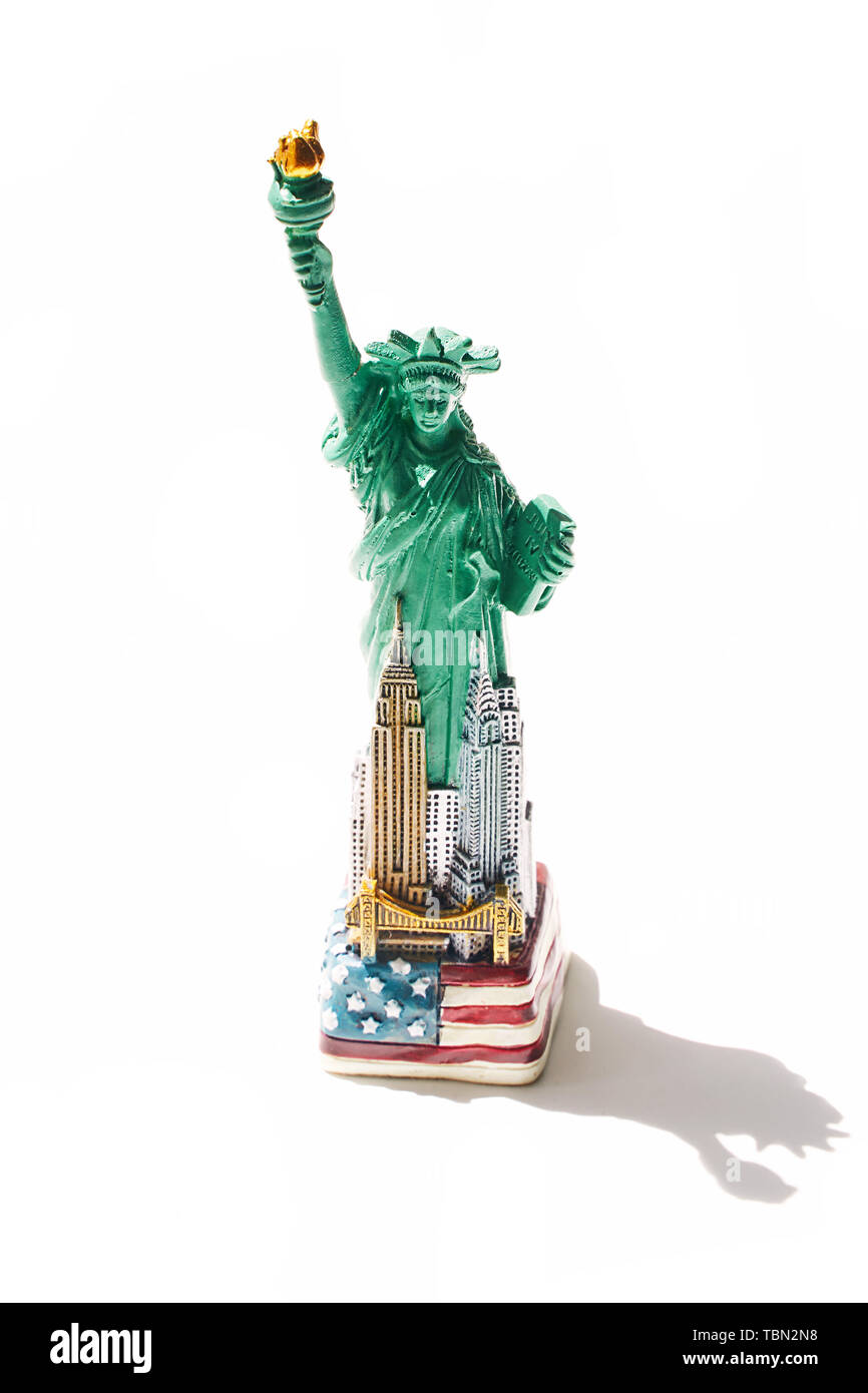 Genetic Statua della Libertà e altri simboli di New York New York City e Stati Uniti come un souvenir economici con ombra isolato su bianco Foto Stock