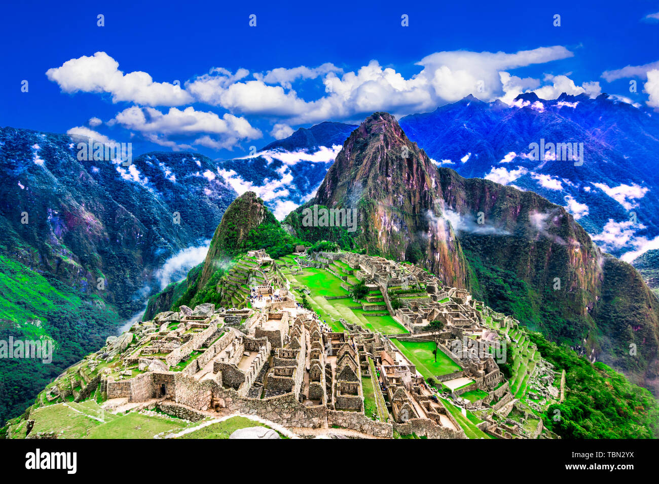 Machu Picchu, Cusco, Perù: Panoramica della perdita della città Inca di Machu Picchu, agricoltura terrazze e Wayna Picchu, picco in background Foto Stock