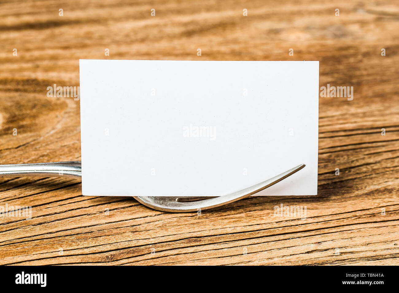Blank business cards e la tazza di caffè sul tavolo di legno. Corporate branding stazionaria mock up. Foto Stock