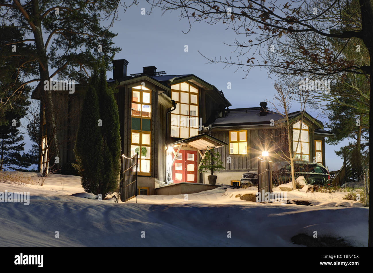 Casa a Styrmansholmen, Karlsudd, vicino a Vaxholm, Svezia, durante una serata invernale Foto Stock