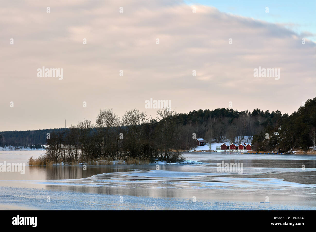 Vista invernale da Pålsundet su Tallaröfjärden e la piccola isola di Pannkakan vicino a Vaxholm, Svezia Foto Stock