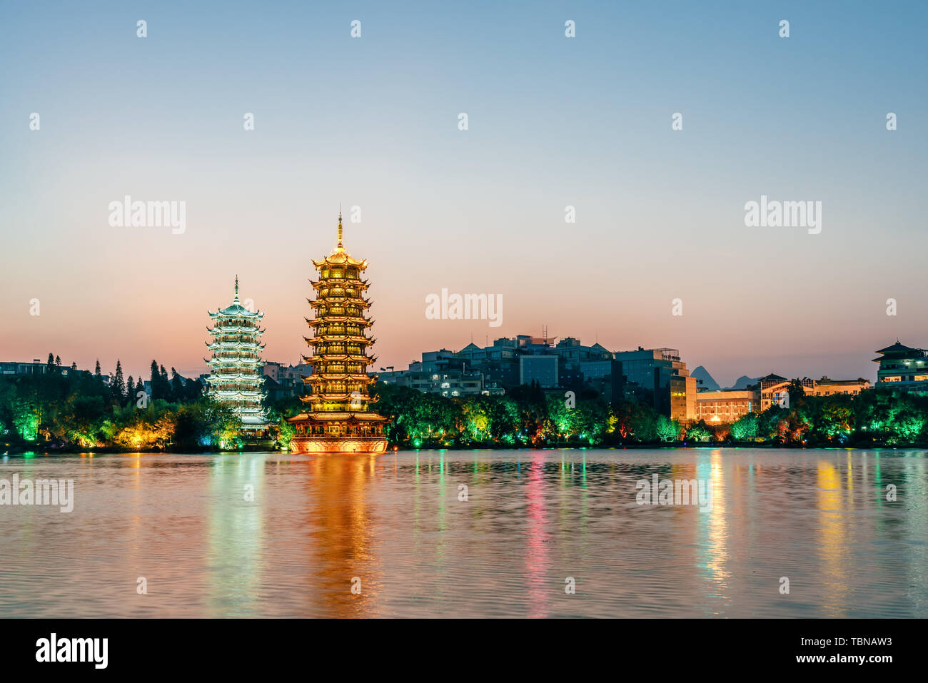 Notte nel sole e luna Twin Towers Park in Guilin, Guangxi, Cina Foto Stock