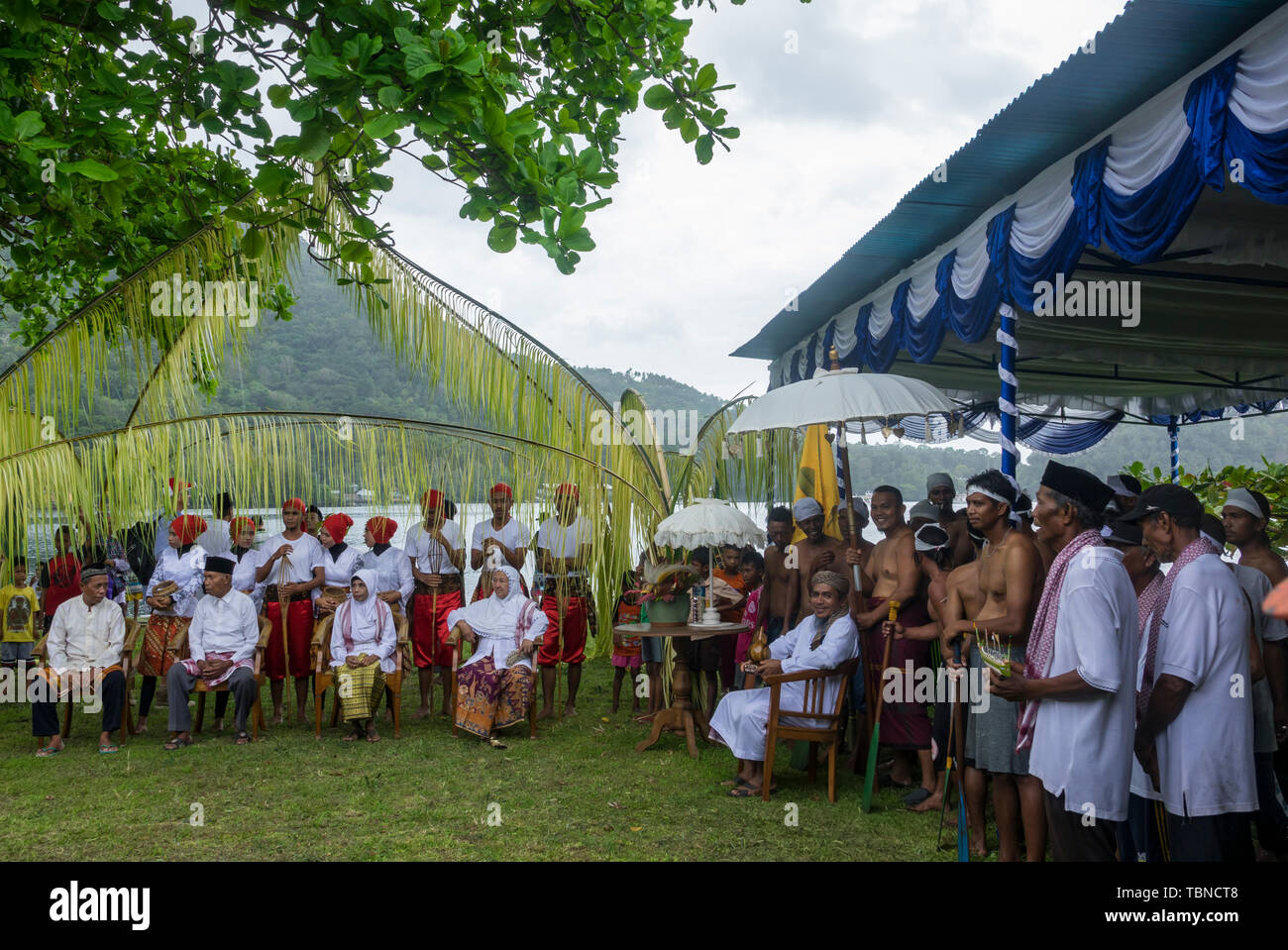 Gli anziani del villaggio durante la cerimonia di benvenuto per Ponant L'Austral prima visita a Banda Neira, Indonesia Foto Stock