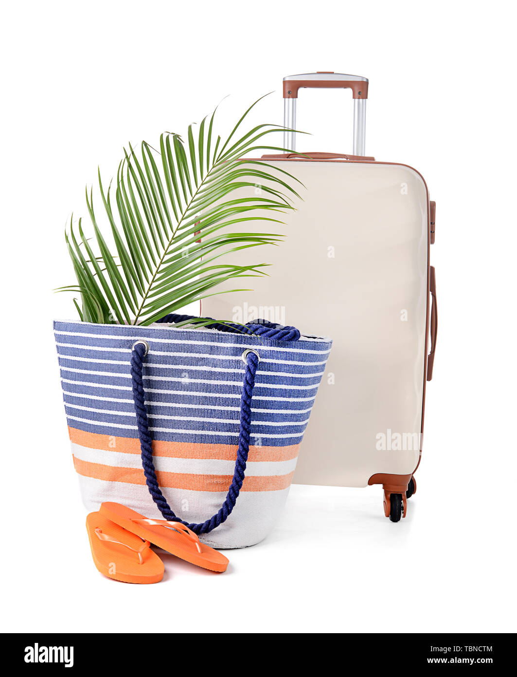 Pranzo valigia e borsa da spiaggia su sfondo bianco Foto Stock