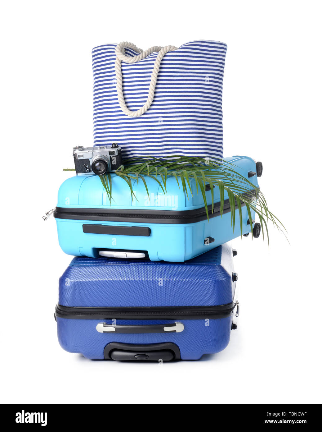 Pranzo valigie e borsa da spiaggia su sfondo bianco. Concetto di viaggio Foto Stock