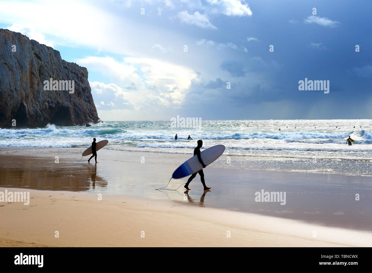 Surfisti con tavole da surf sulla spiaggia. Pioggia nell'oceano. Algarve Portogallo Foto Stock