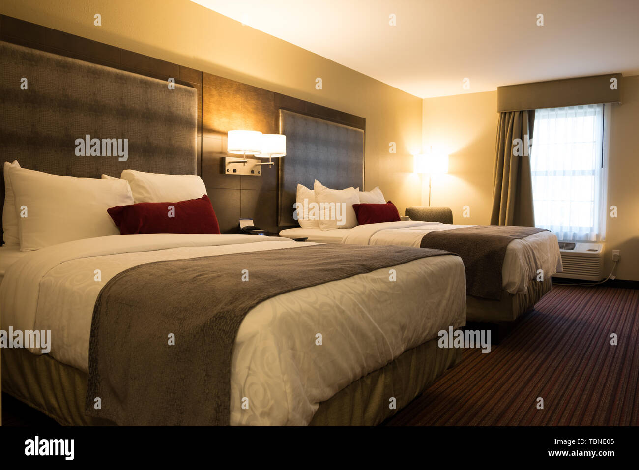 Interno di una camera a due letti con letto queen size camera hotel Foto Stock