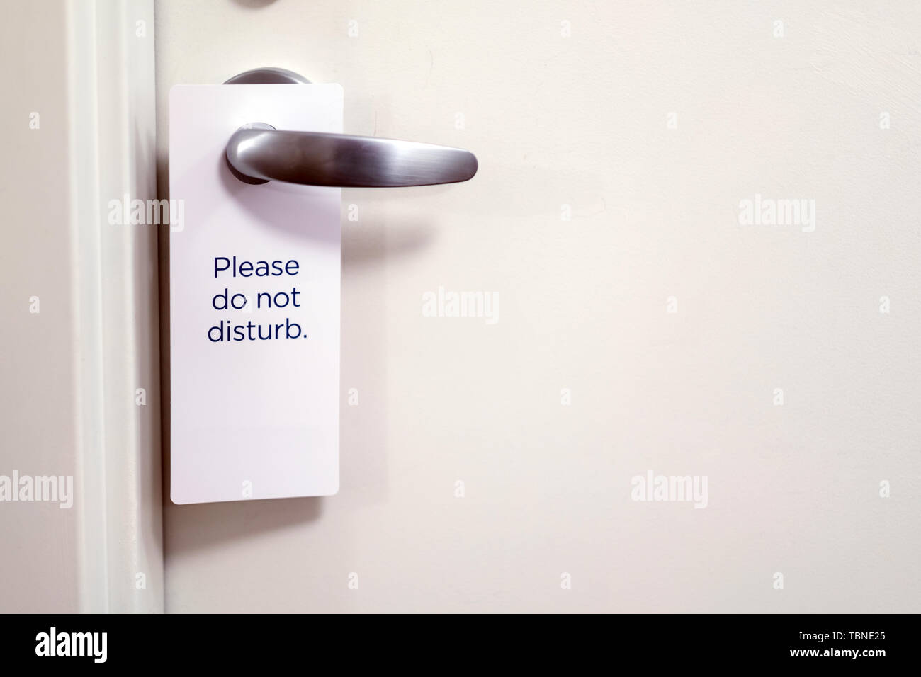 Porta chiusa della camera di albergo con si prega di cartello non disturbare Foto Stock