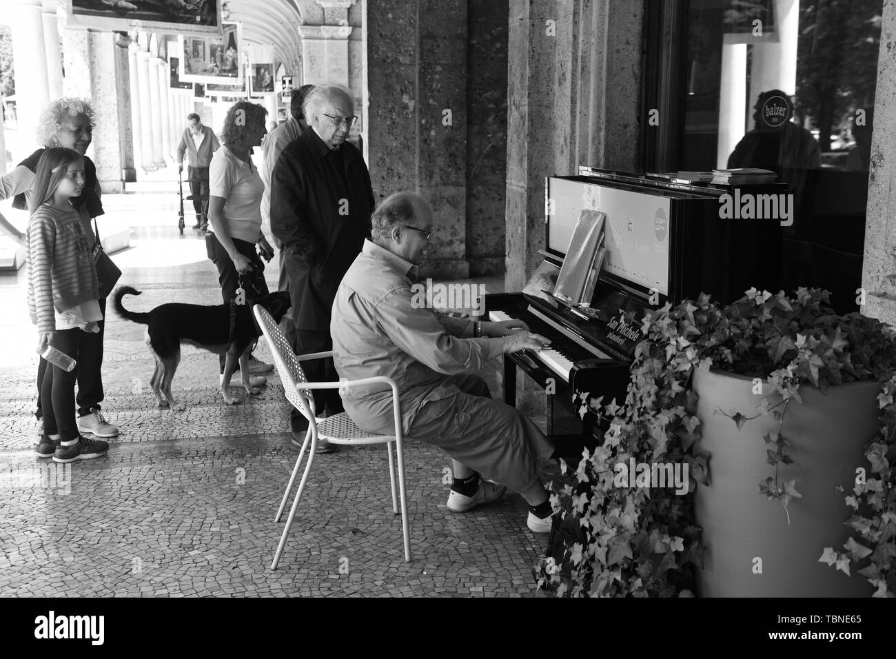 Città di pianoforte per la pace. L'uomo gioca un pianoforte pubblica Bergamo Italia durante i pianoforti in Citta per tutti. Foto Stock